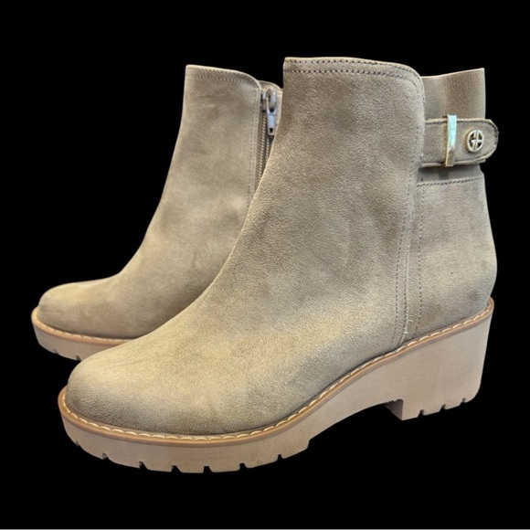 NIB Giani Bernini Taupe Lugg Sole Ankle Boots - Size 5.5 - Picture 1 of 7